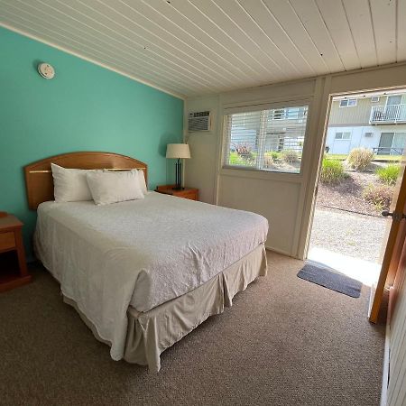 Holiday Beach Resort Motel Okanagan Falls Экстерьер фото