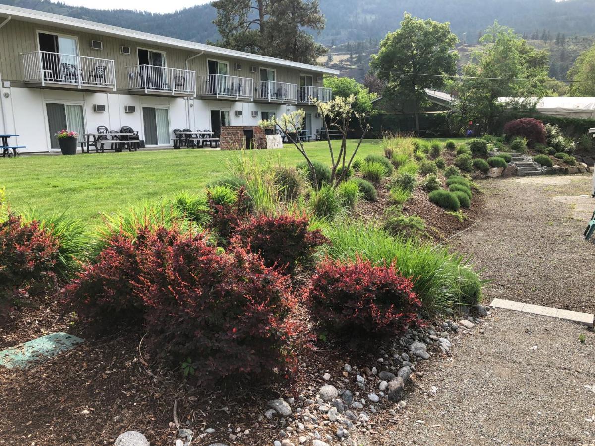 Holiday Beach Resort Motel Okanagan Falls Экстерьер фото
