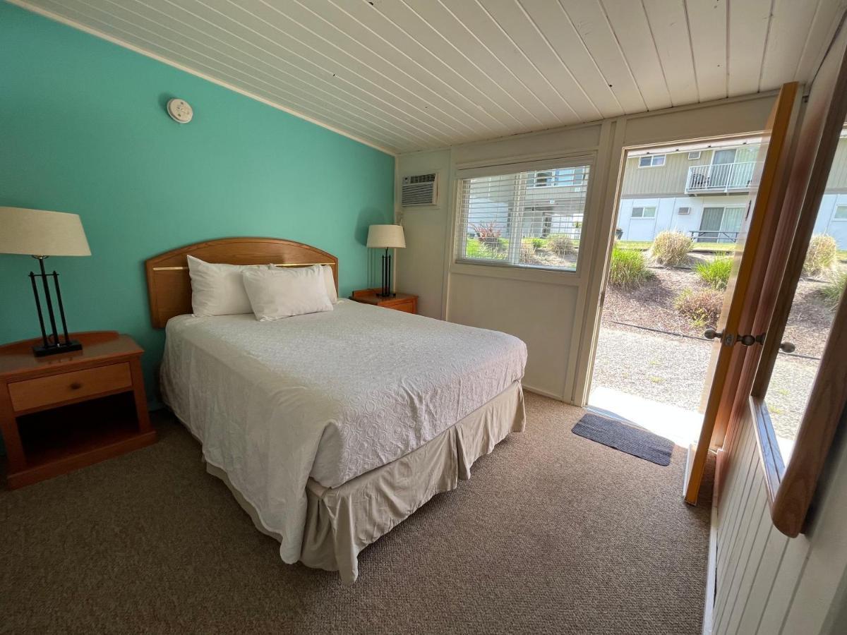 Holiday Beach Resort Motel Okanagan Falls Экстерьер фото