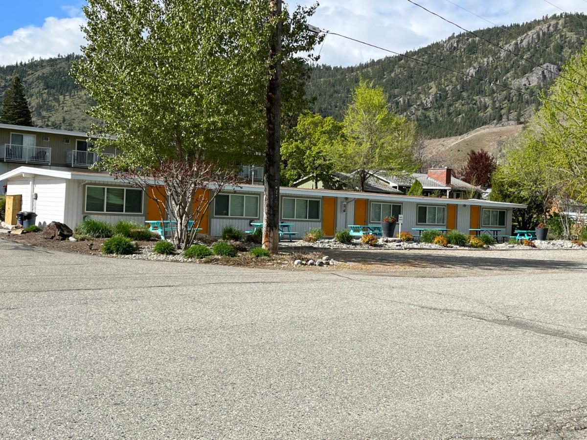 Holiday Beach Resort Motel Okanagan Falls Экстерьер фото