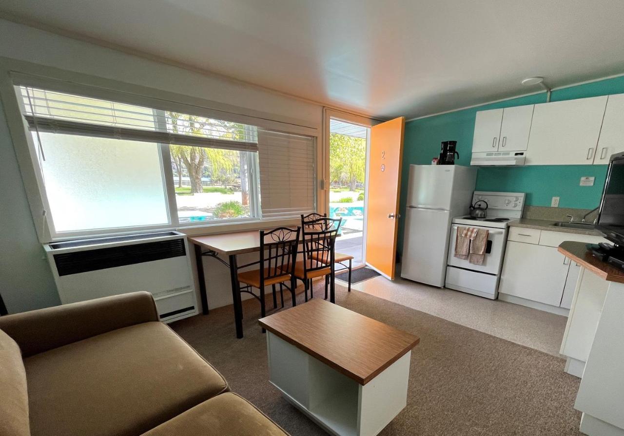 Holiday Beach Resort Motel Okanagan Falls Экстерьер фото