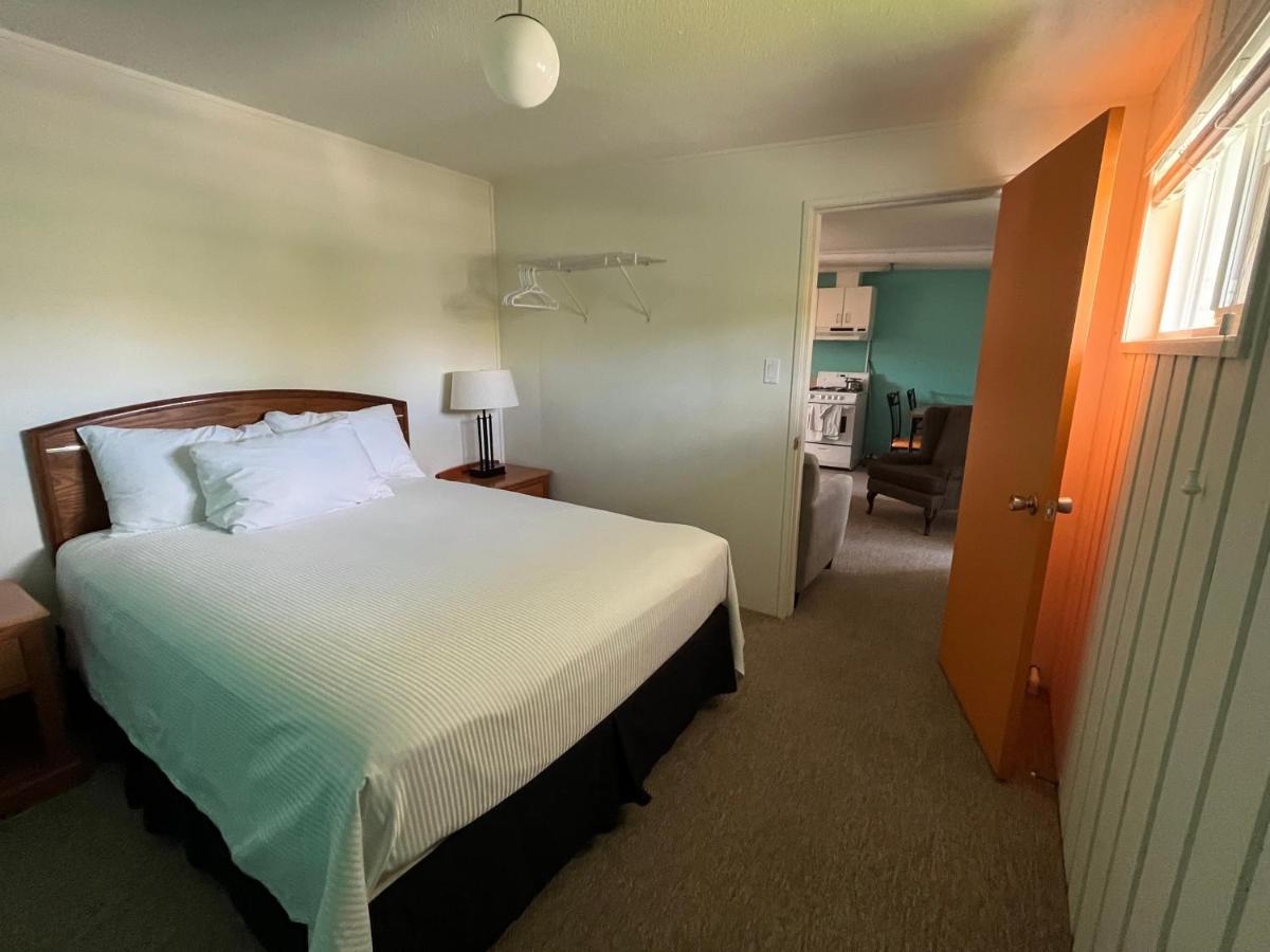 Holiday Beach Resort Motel Okanagan Falls Экстерьер фото