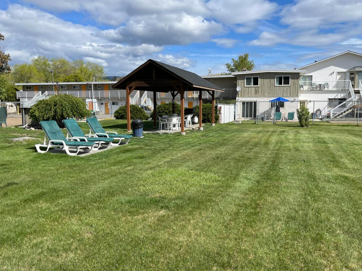Holiday Beach Resort Motel Okanagan Falls Экстерьер фото