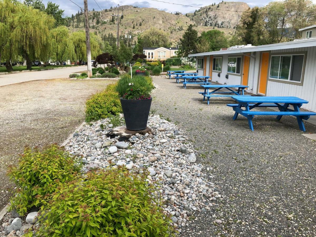 Holiday Beach Resort Motel Okanagan Falls Экстерьер фото