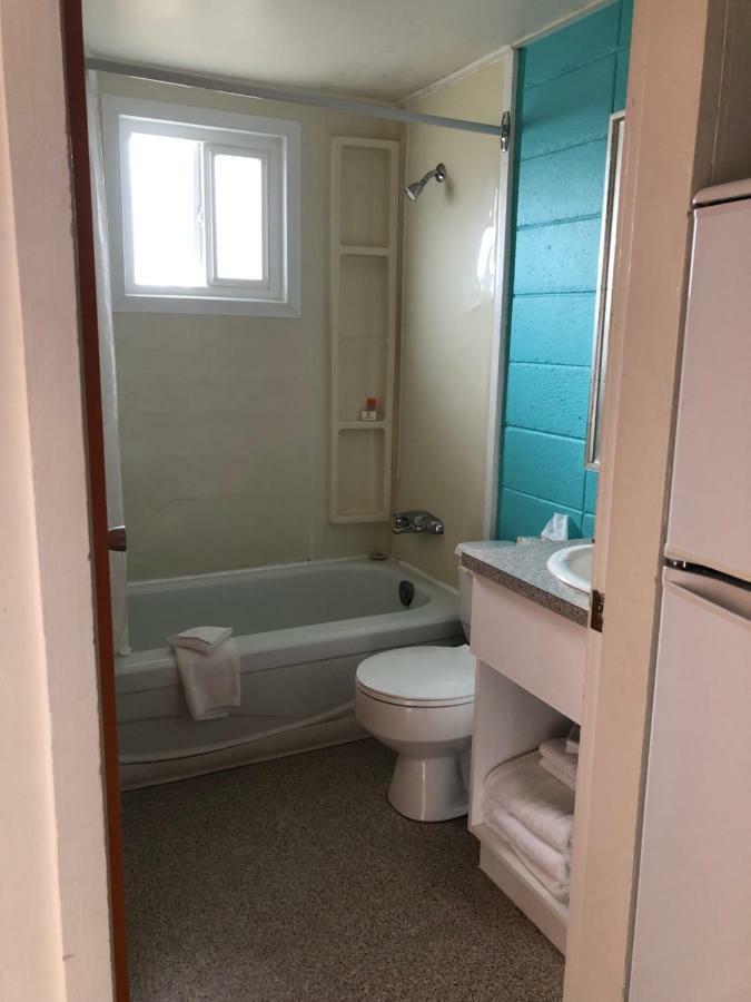 Holiday Beach Resort Motel Okanagan Falls Экстерьер фото