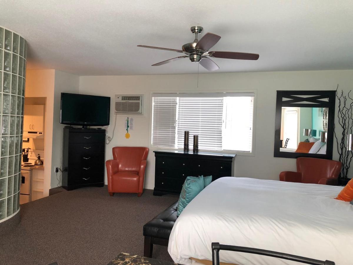 Holiday Beach Resort Motel Okanagan Falls Экстерьер фото