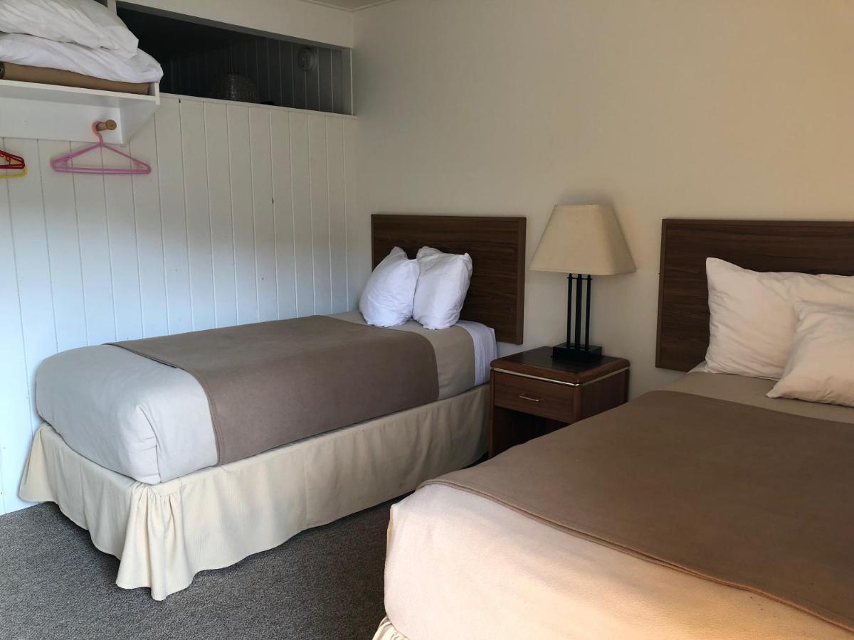 Holiday Beach Resort Motel Okanagan Falls Экстерьер фото