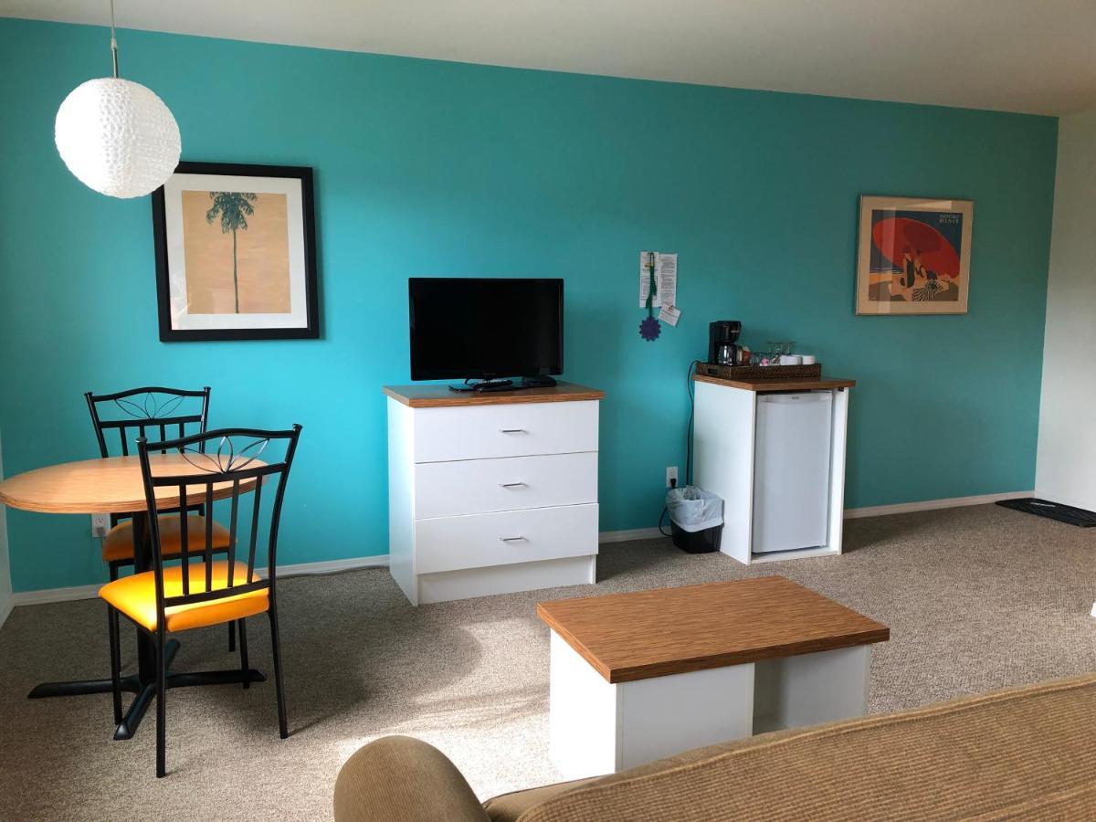 Holiday Beach Resort Motel Okanagan Falls Экстерьер фото