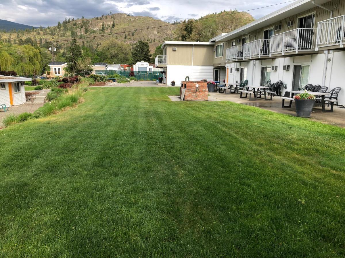 Holiday Beach Resort Motel Okanagan Falls Экстерьер фото