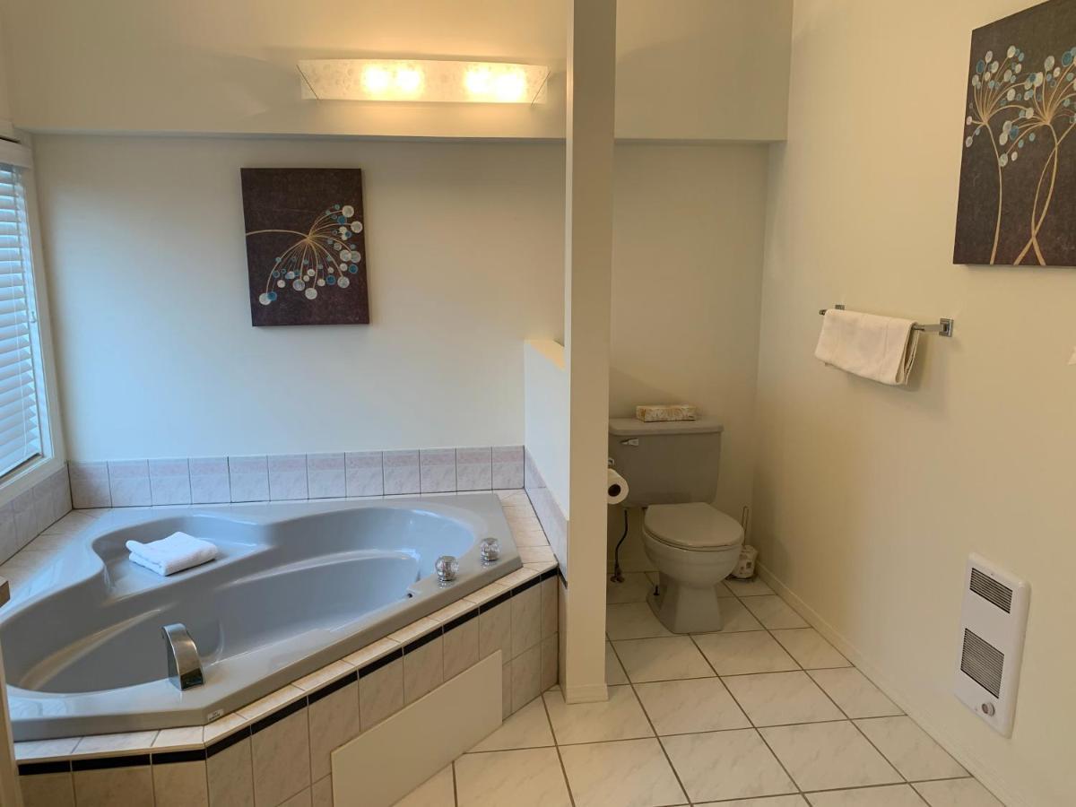 Holiday Beach Resort Motel Okanagan Falls Экстерьер фото
