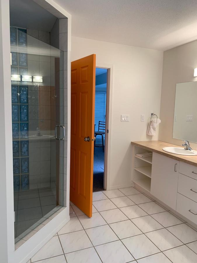 Holiday Beach Resort Motel Okanagan Falls Экстерьер фото